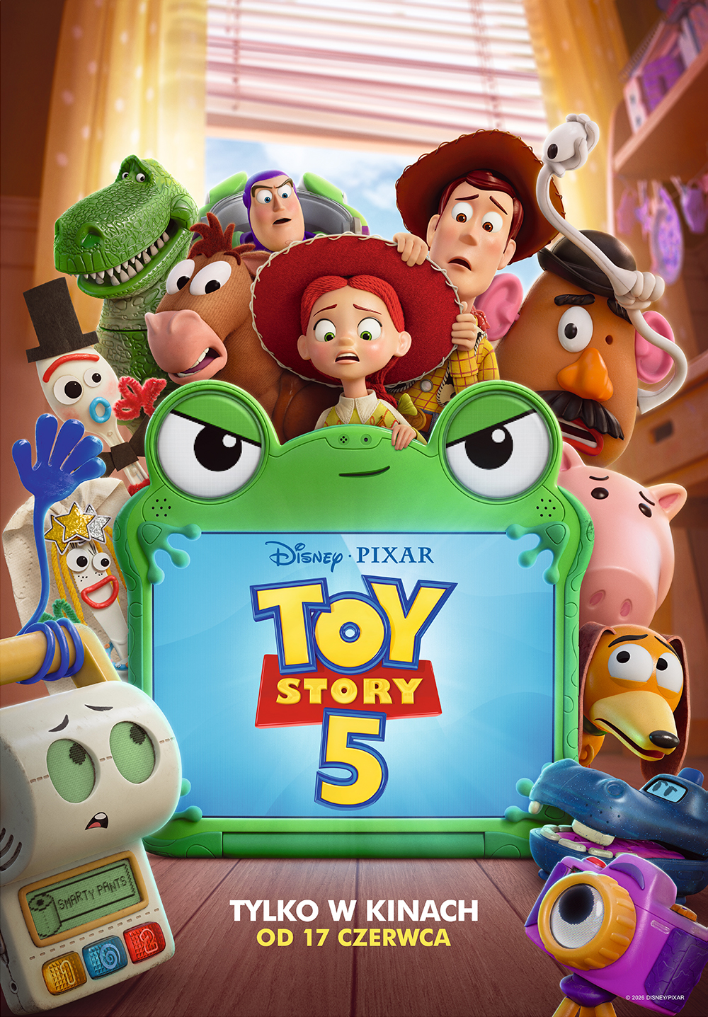 Plakat filmu „Toy Story 5”: bohaterowie serii zgromadzeni wokół zielonego tabletu z logo filmu.