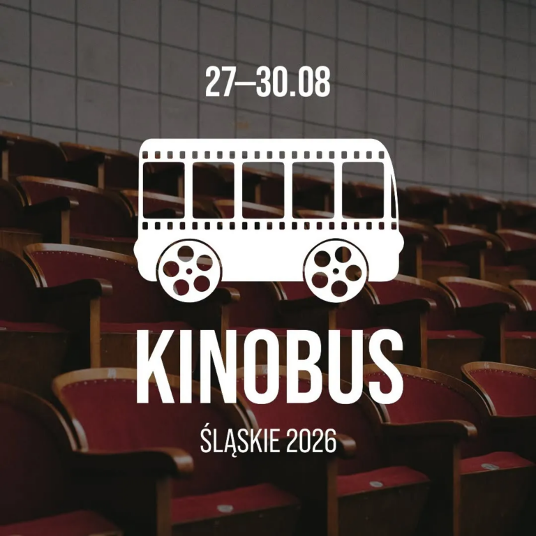 Logo festiwalu objazdowego KINOBUS na tle sali kinowej