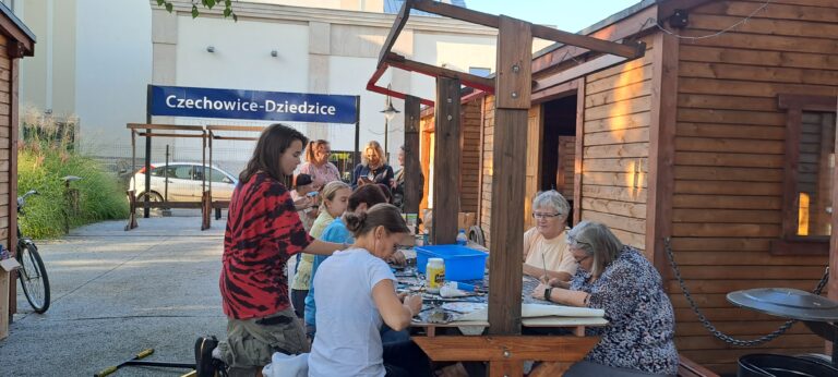 Zdjęcie z galerii „Magnesy na drewnianych krążkach 04.09.2024”.