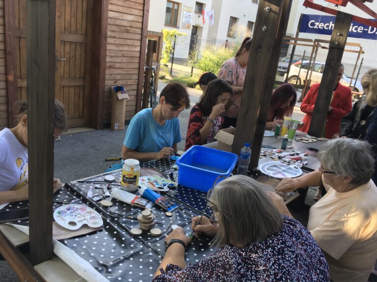 Zdjęcie z galerii „Magnesy na drewnianych krążkach 04.09.2024”.