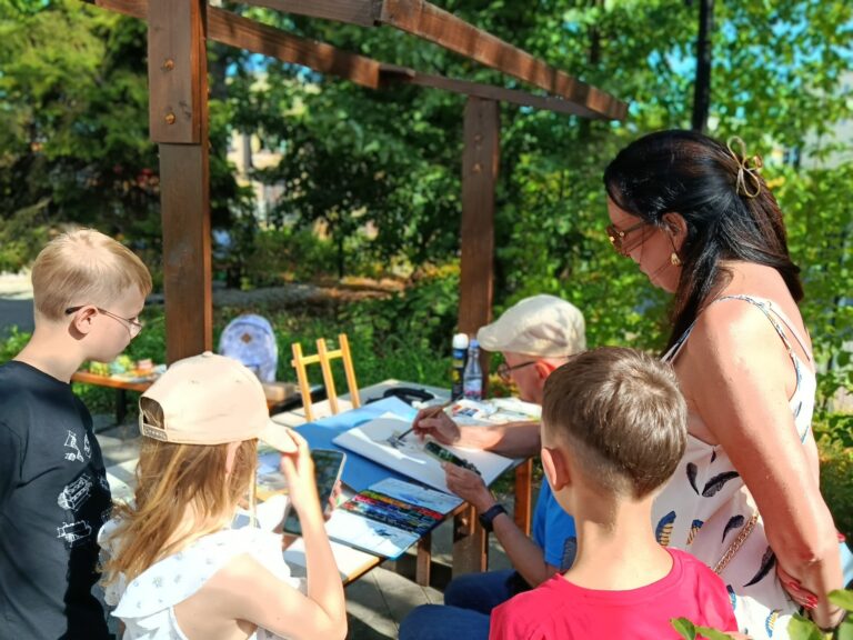Zdjęcie z galerii „Pożegnanie Wakacji w Ogrodzie Sensorycznym MDK 2025”.