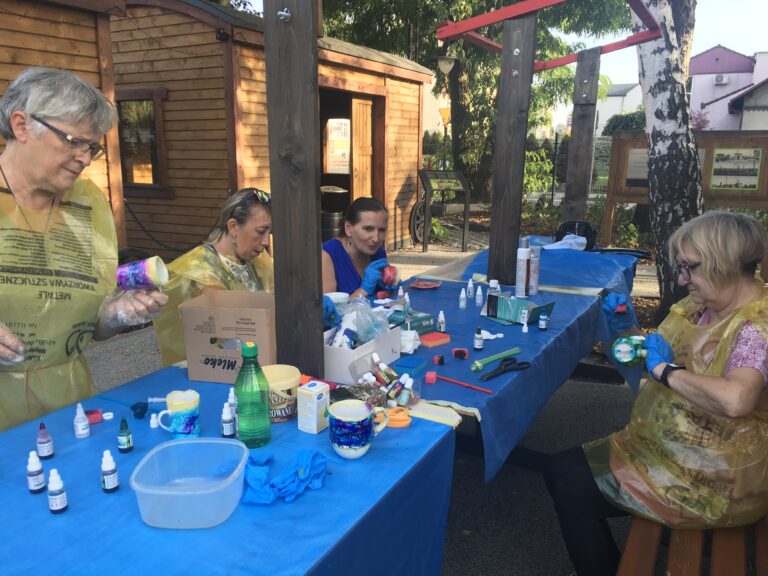 Zdjęcie z galerii „Robimy kubeczki metodą tuszu alkoholowego 18.09.2023”.