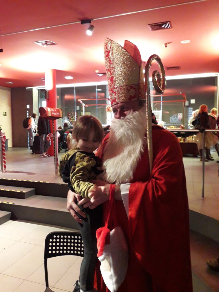 Zdjęcie z galerii „Świąteczny ogród rozmaitości 16.12.2023”.