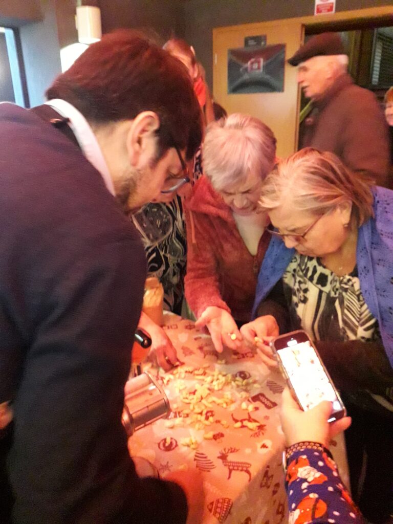 Zdjęcie z galerii „Świąteczny ogród rozmaitości 16.12.2023”.