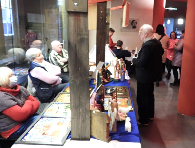 Zdjęcie z galerii „ŚWIĄTECZNY OGRÓD ROZMAITOŚCI KULTURALNYCH”.