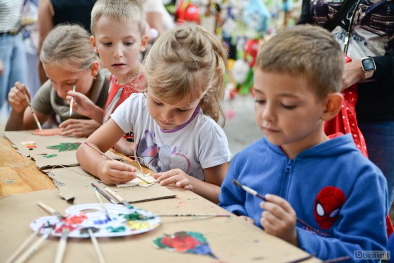 Zdjęcie z galerii „Święto dla dzieci nożyczki w ruchu 28.08.2023”.