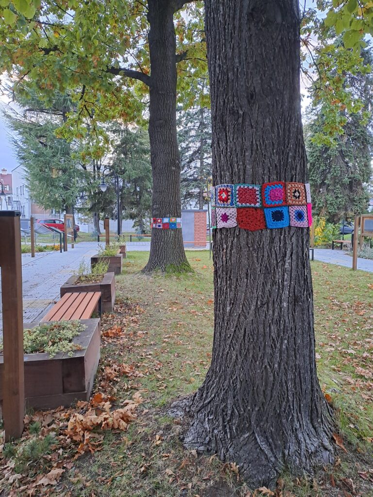 Zdjęcie z galerii „Ubieramy drzewa 16.10.2023”.