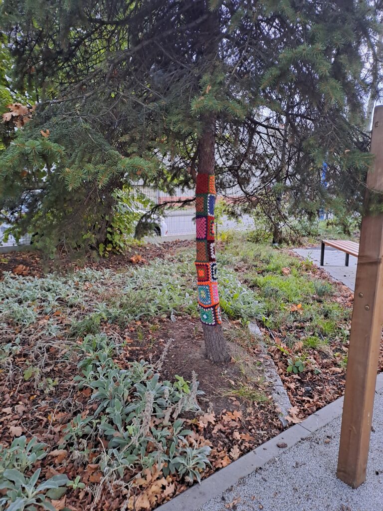 Zdjęcie z galerii „Ubieramy drzewa 16.10.2023”.