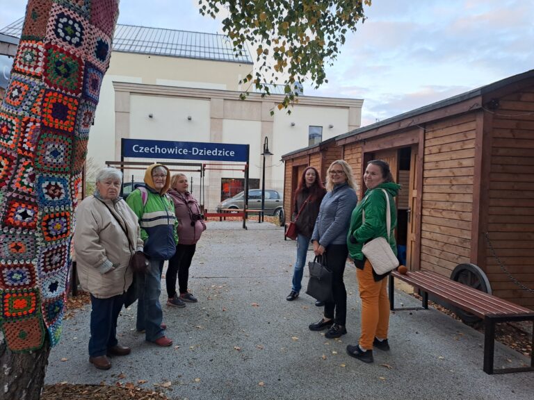Zdjęcie z galerii „Ubieramy drzewa 16.10.2023”.