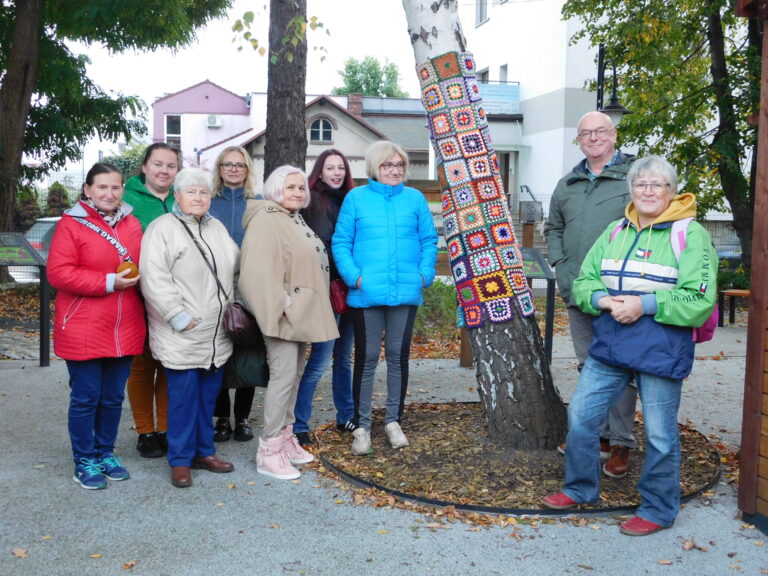 Zdjęcie z galerii „Ubieramy drzewa 16.10.2023”.
