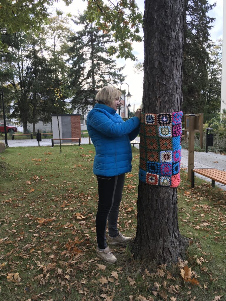 Zdjęcie z galerii „Ubieramy drzewa 16.10.2023”.