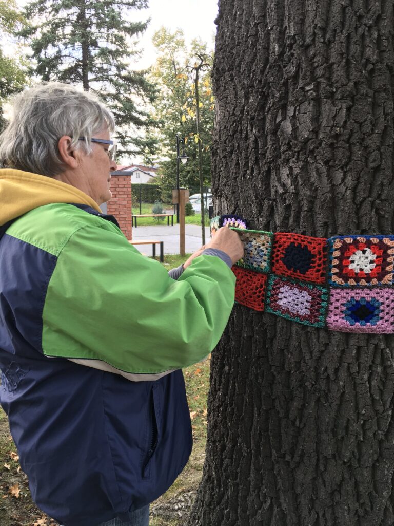 Zdjęcie z galerii „Ubieramy drzewa 16.10.2023”.