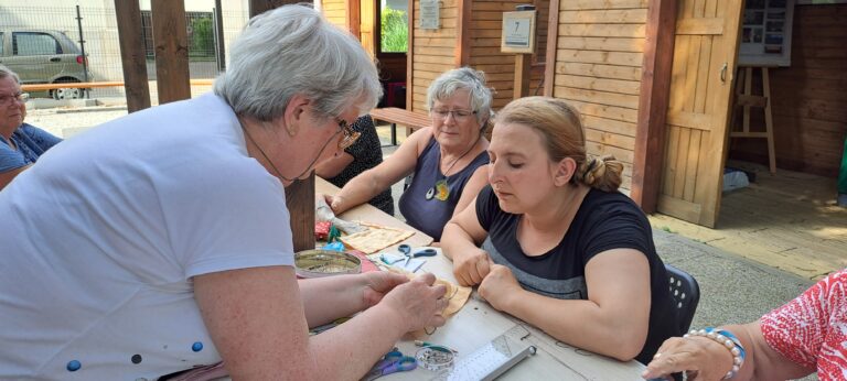 Zdjęcie z galerii „Warsztaty z haftu z Marysią Kubik 24.07.2023”.