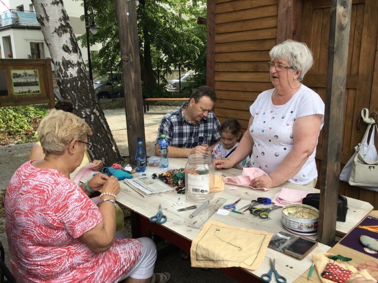Zdjęcie z galerii „Warsztaty z haftu z Marysią Kubik 24.07.2023”.