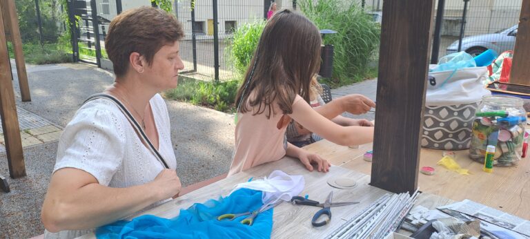 Zdjęcie z galerii „Warsztaty z robienia broszek z tiulu edycja 2 17.07.2023”.