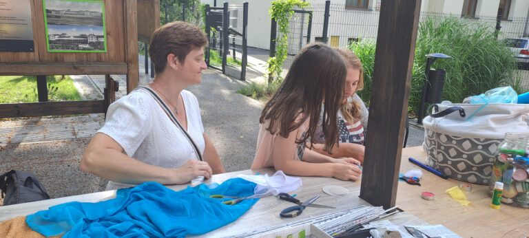 Zdjęcie z galerii „Warsztaty z robienia broszek z tiulu edycja 2 17.07.2023”.
