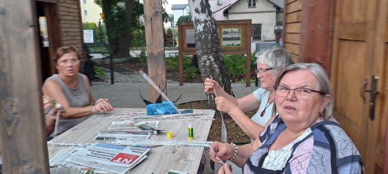 Zdjęcie z galerii „Zajęcia ze skręcania wikliny papierowej 10.07.2023”.