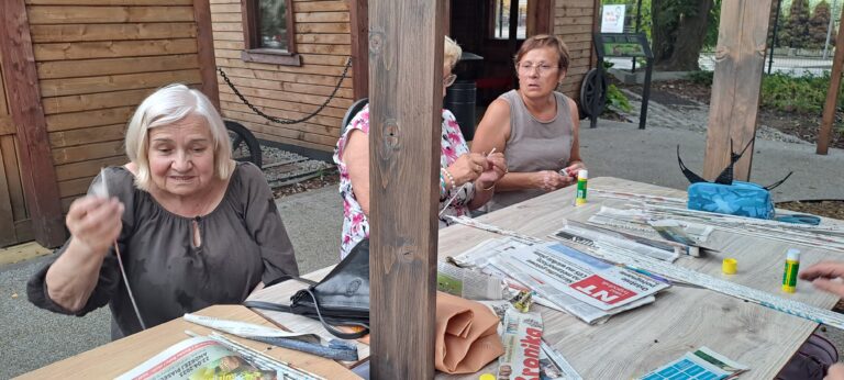 Zdjęcie z galerii „Zajęcia ze skręcania wikliny papierowej 10.07.2023”.