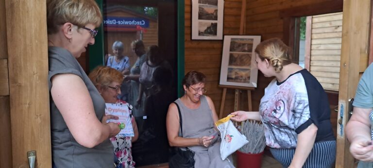 Zdjęcie z galerii „Zajęcia ze skręcania wikliny papierowej 10.07.2023”.